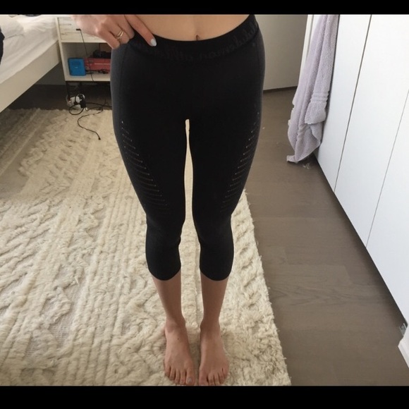 Lululemon Black Cropped Leggings w Cutouts sz 6 - Picture 2 of 6